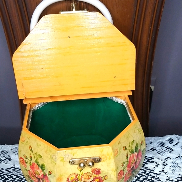 Vintage Gorgeous Handcrafted Wooden Purse with Lucite Handle-Floral - Picture 5 of 9